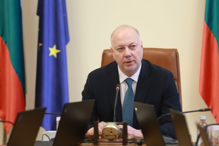 Инициативата да ни запознае с разговорите които има до този