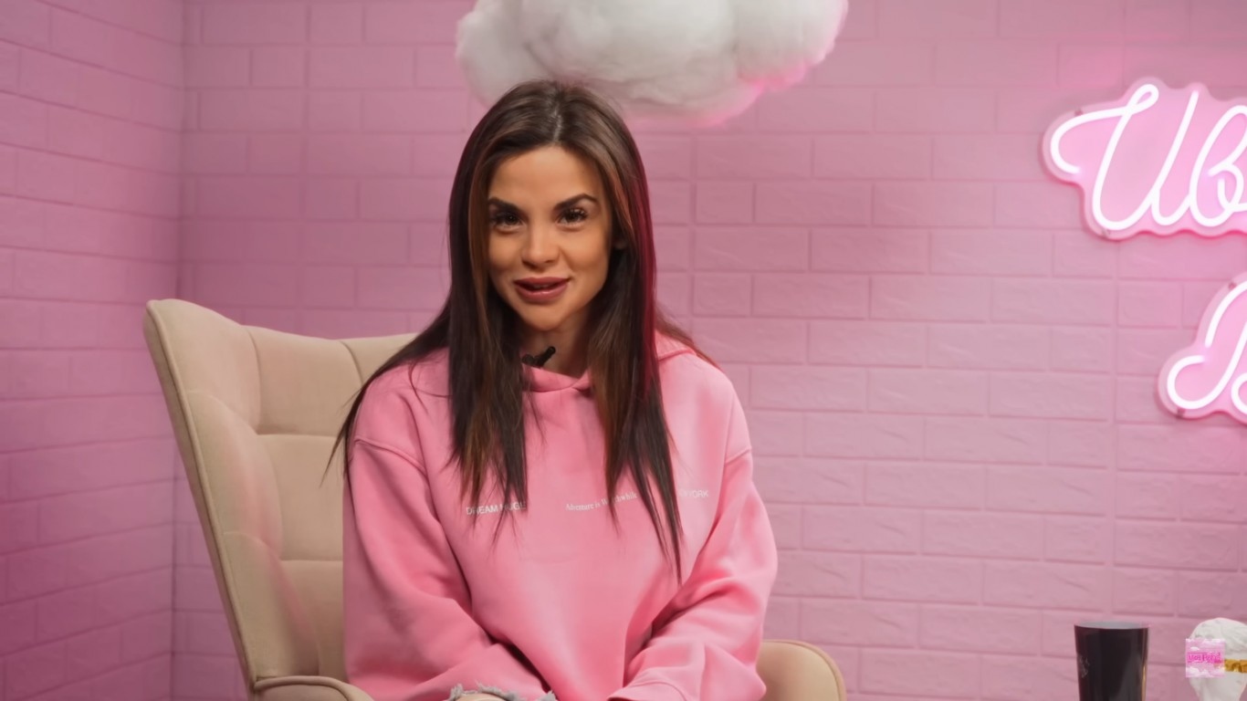 Скандалната репортерка Ивка Бейбе пак прикова погледите но този път