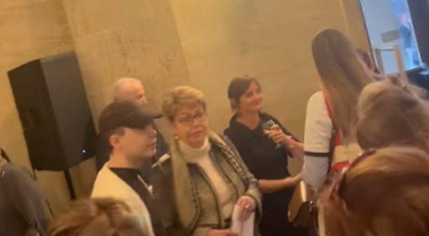 Със скандирания Тук не е Москва руската посланичка Елеонора Митрофанова