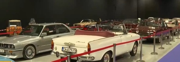 Емблематични модели на известни автомобилни марки представя вторият пролетен ретро автосалон