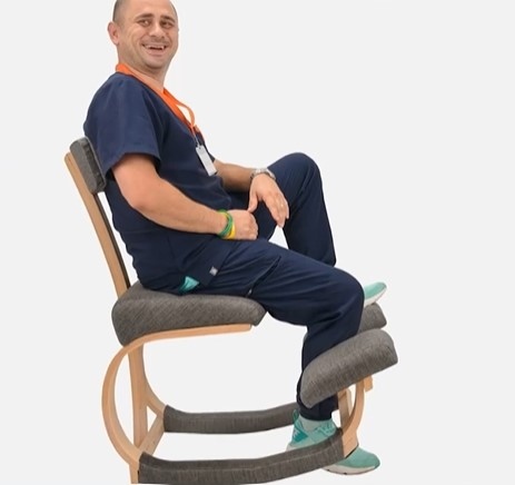 Семейна компания създаде коленен стол за активно седене произведен от бук