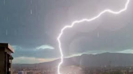 Следобедните часове днес започват с краткотрайни валежи и гръмотевици в много