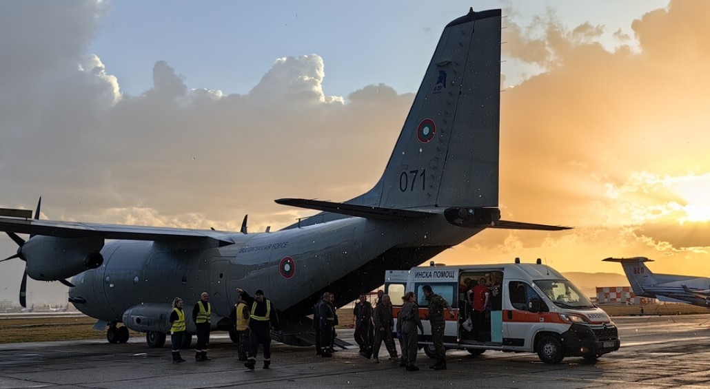 Военният самолет Спартан транспортира осем от пострадалите при пожара в заведението