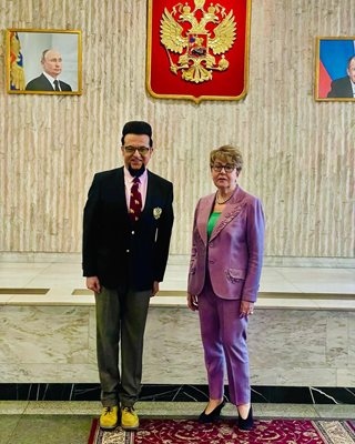 С целувка на ръка светският хроникьор Евгени Минчев е поднесъл