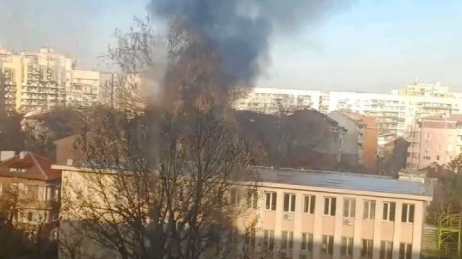 Силен пожар лумна тази сутрин в жилищна кооперация в район