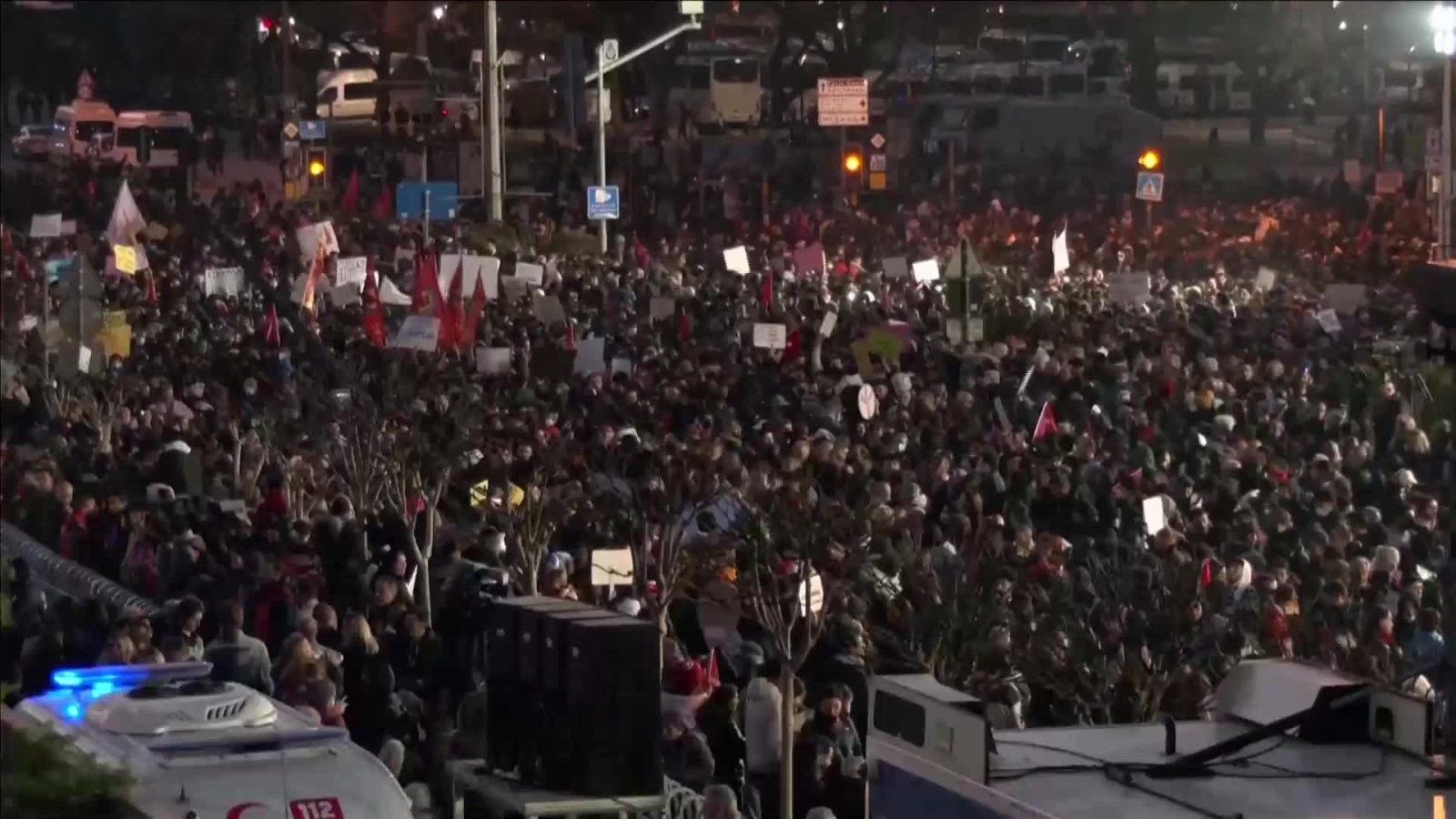 Хиляди се събраха в Истанбул късно вечерта на протест в