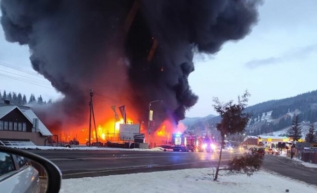 Мащабни пожари бушуват на два гръцки острова което наложи евакуация