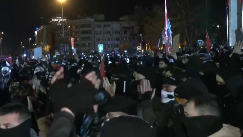 Седма нощ на протести и сблъсъци в Истанбул Срещу протестиращите