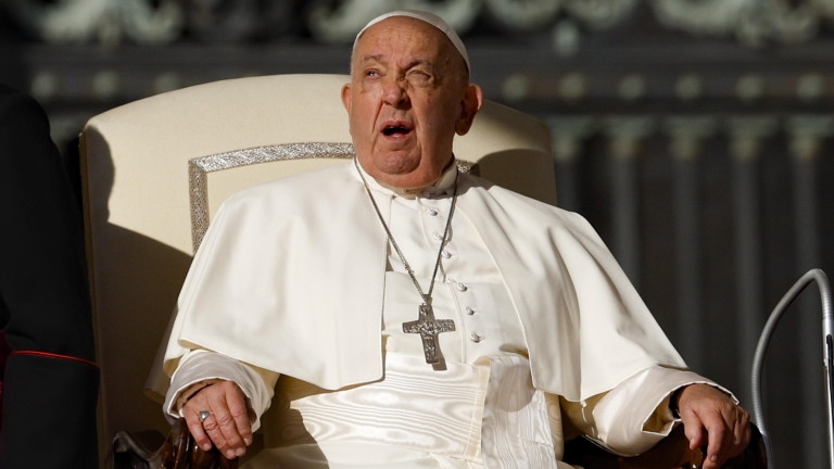 Ватиканът съобщи че здравословното състояние на папа Франциск бележи леко