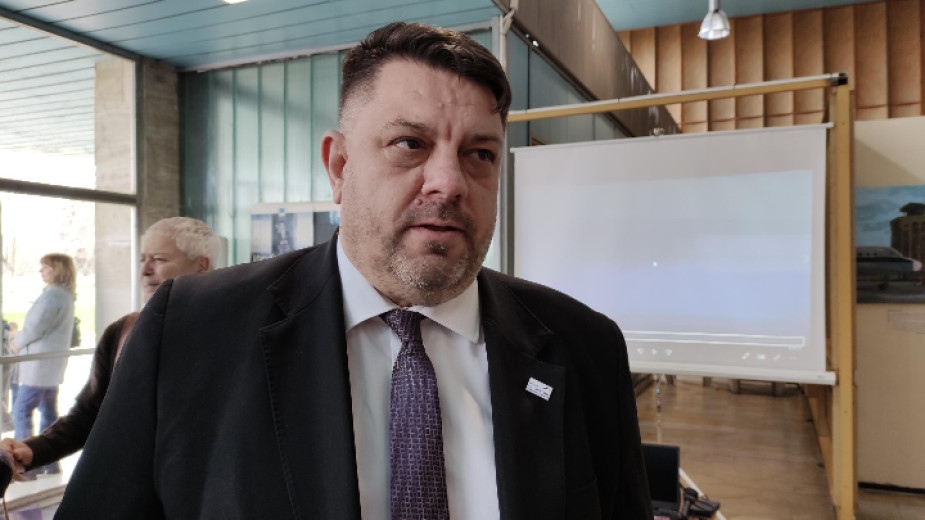 Правителството няма да се меси в скандала с българския европрокурор