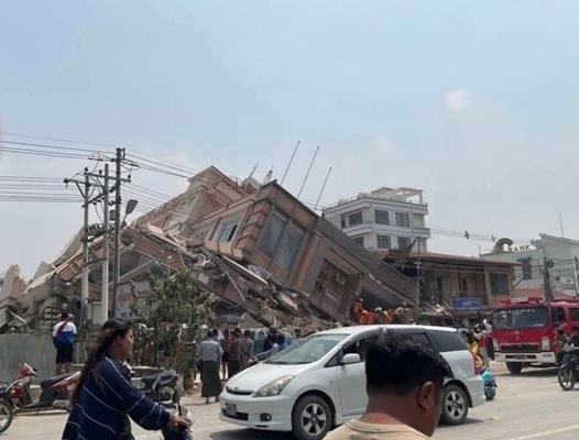 Спасители са открили признаци на живот под развалините на небостъргача