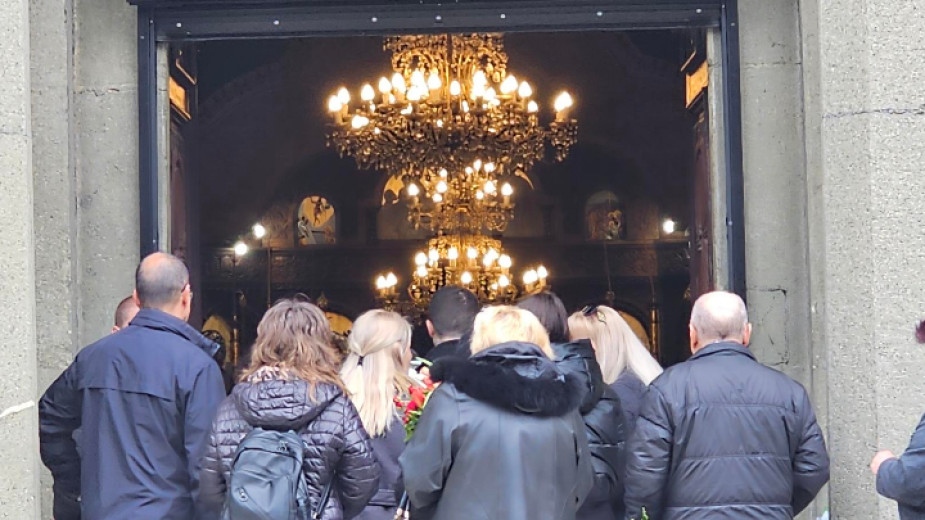 Поклонението пред тленните останки на капитан Марин Маринов служител на