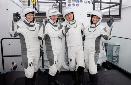 Екипаж от четирима пътници начело с милиардер от криптовалута ще