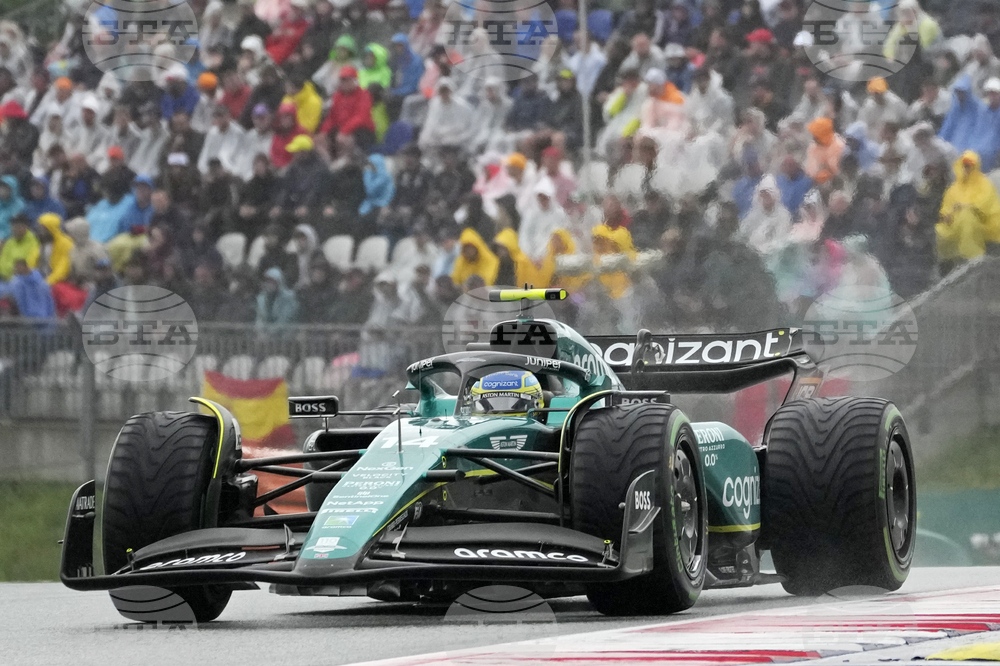 Автомобилният производител Астън Мартин продава дела си в отбора във