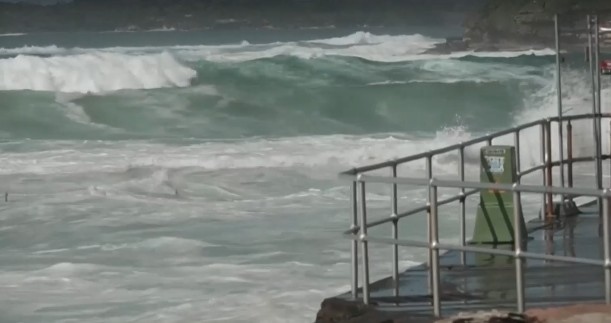 Мощна буря предизвика силно вълнение и 10 метрови вълни по Източното