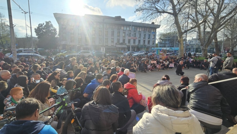 Масово във фейсбук хора от цялата страна се организират за