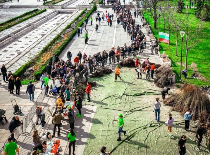 Невижана опашка се изви днес пред Националния дворец на културата