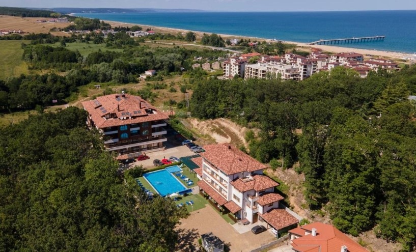 На 45км от Варна разположен в гориста местност и съвсем