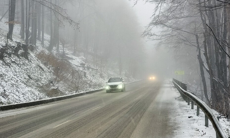 Сняг натрупа на прохода Петрохан Според преминаващи на места вече