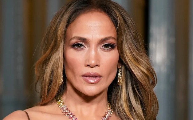 Поп иконата Дженифър Лопес отново излиза на голямата сцена – и