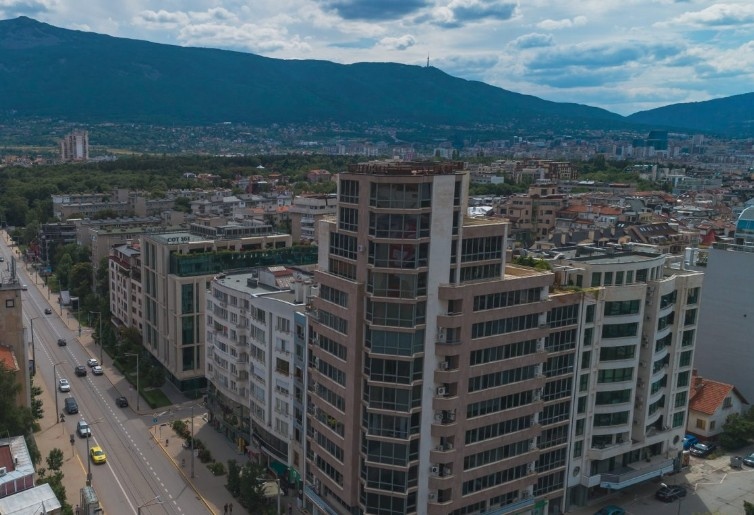 Улици в София вече ще носят имената на Валери Петров