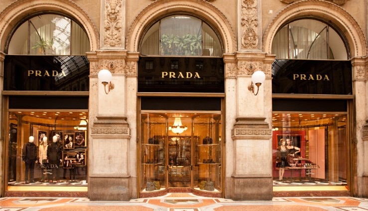 Прада сключи сделка за закупуване на свой конкурент Версаче от Capri Holdings Това е опит
