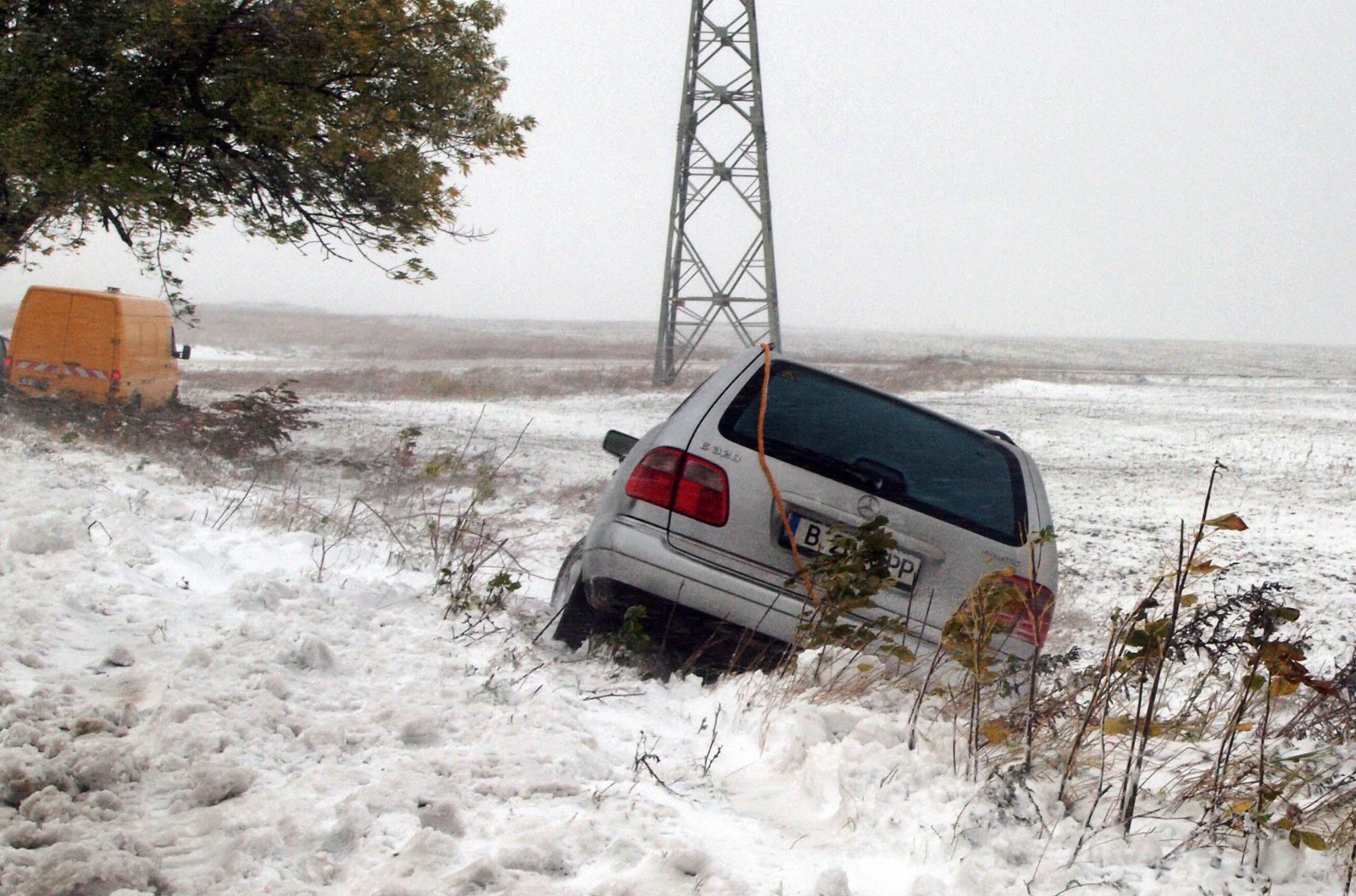 Снеговалежите и силният вятър в Североизточна България причиниха прекъсвания на