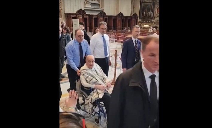 Папа Франциск се появи без традиционното си папско облекло по