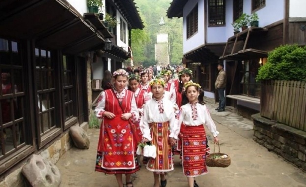 Православната църква отбелязва днес църковния празник Лазаровден Денят е посветен