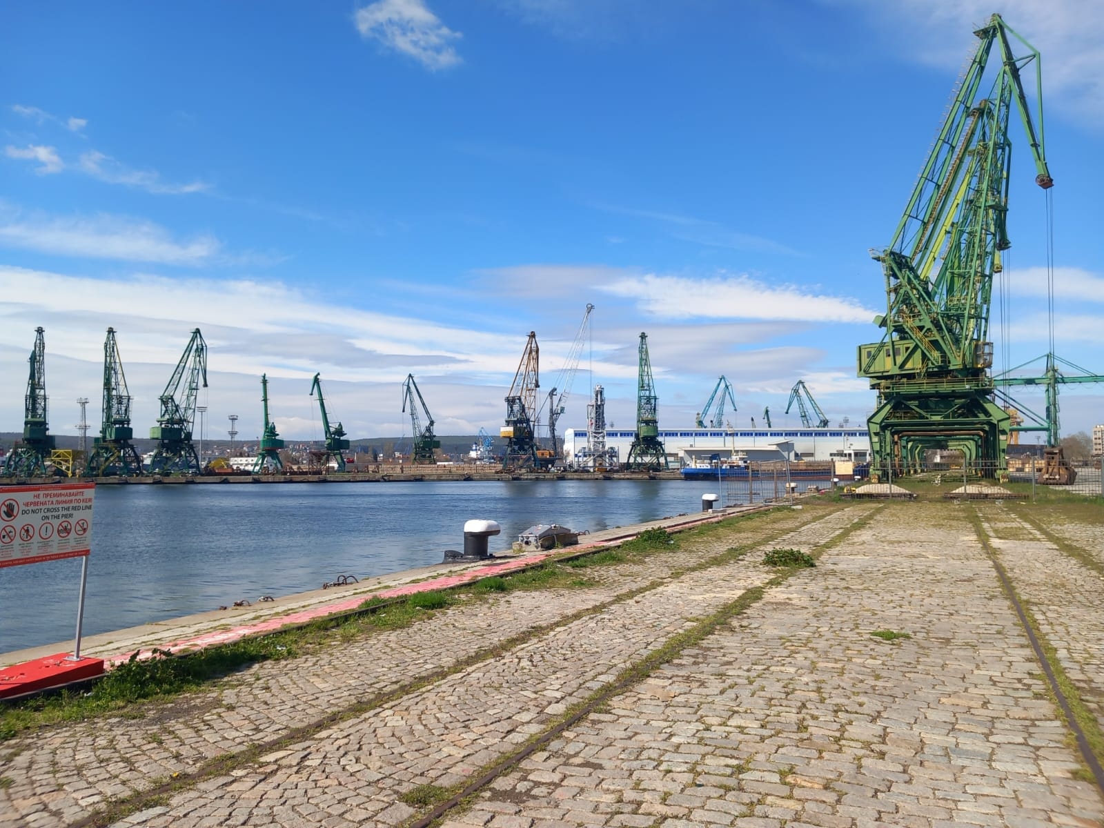 Един от най големите товарни кораби в света за първи път