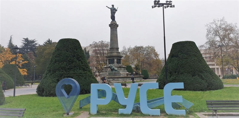 Преди винаги имаше дълга опашка от чакащи да преминат по