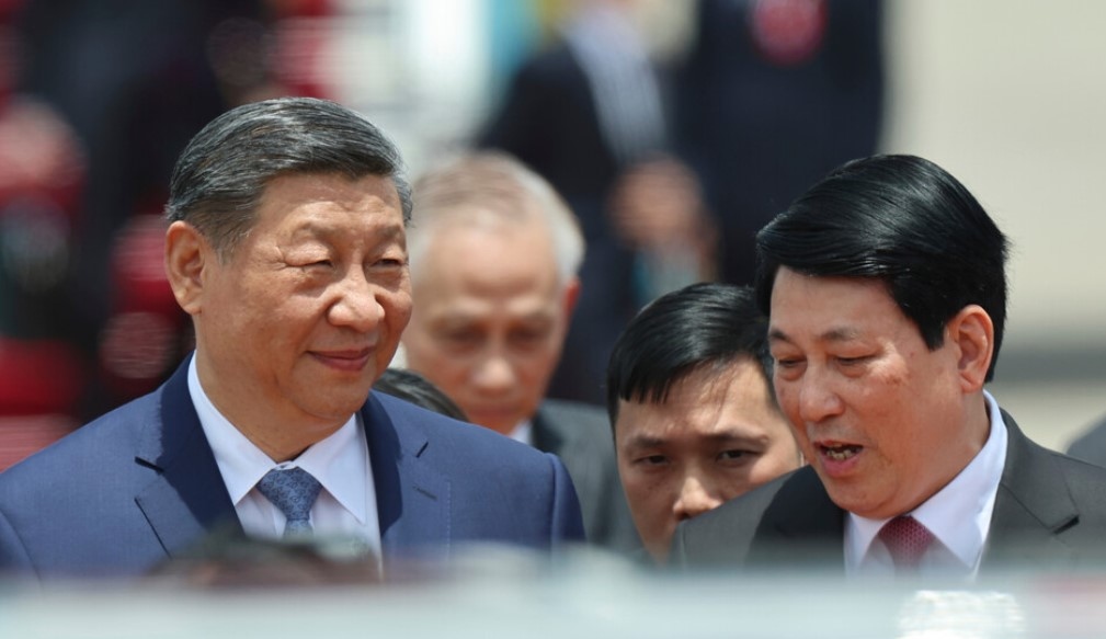 Китайският президент Си Дзинпин пристигна във виетнамската столица Ханой за