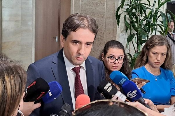 Вотът на недоверие е полезен и за ГЕРБ и за