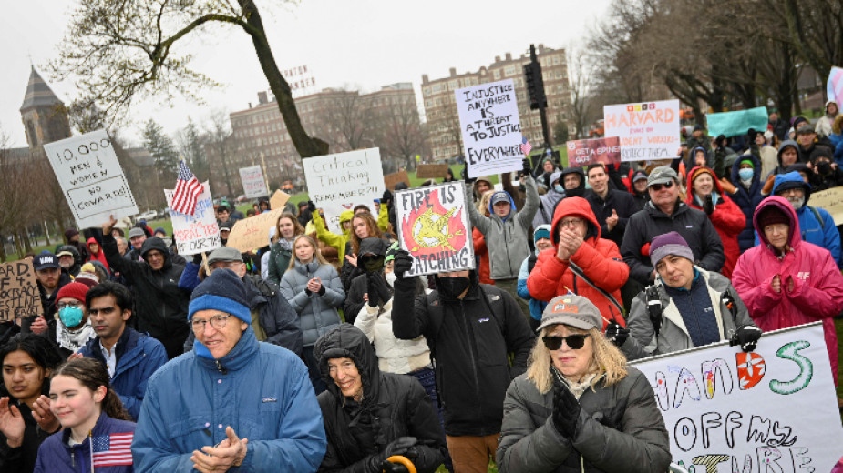 Администрацията на американския президент Доналд Тръмп замрази над 2 милиарда