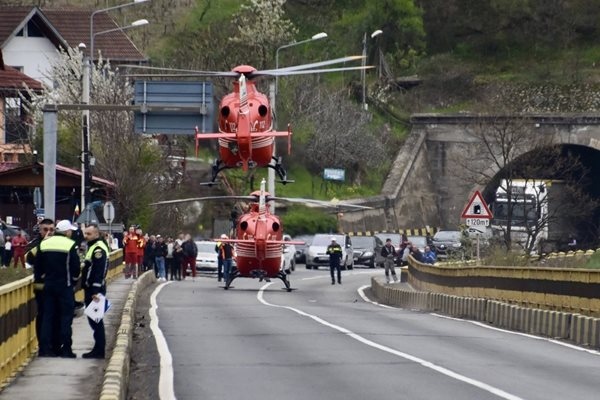 Камера е заснела момента на падането на микробуса в река