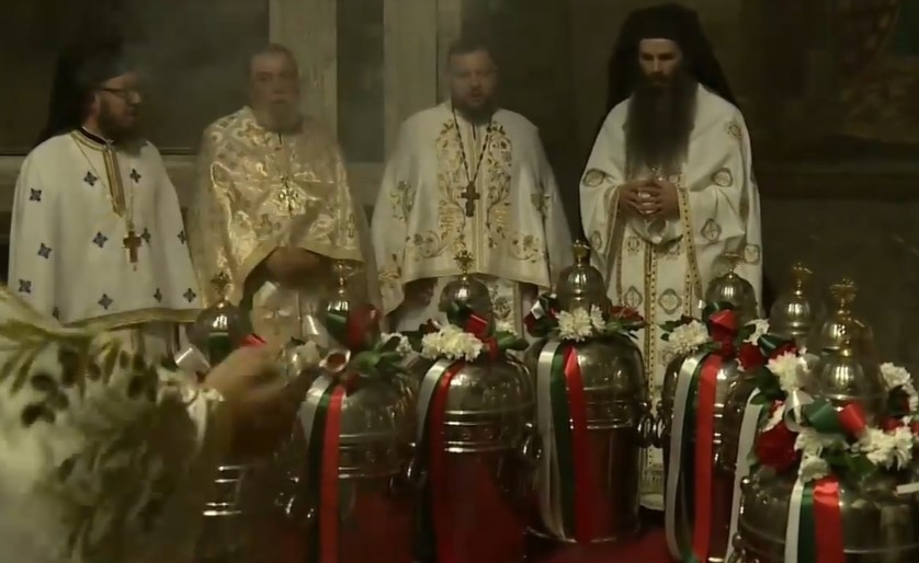 Тази вечер на Велики четвъртък в православните храмовете беше прочетено