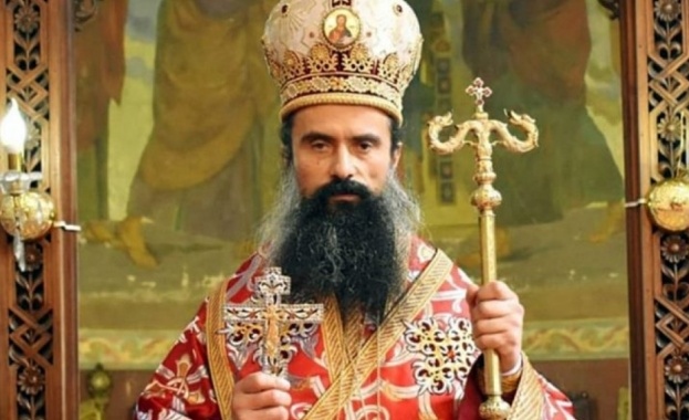 Днес нашият Бог е разпнат на кръста приковаван е с