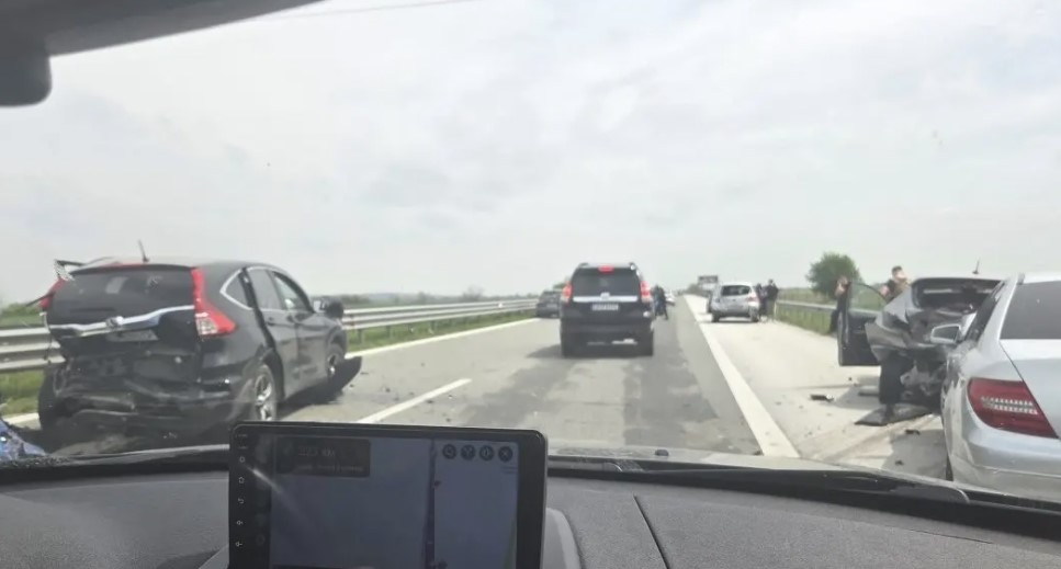 Две верижни катастрофи с общо 10 автомобила предизвикаха километрични задръствания