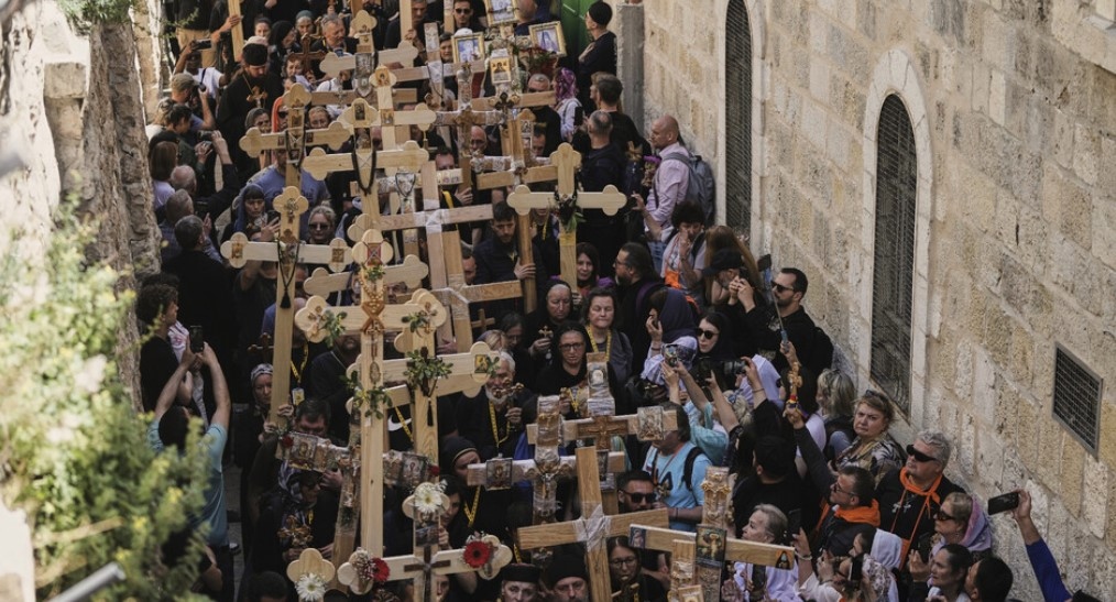 Хиляди поклонници се включиха в традиционното шествие по Кръстния път