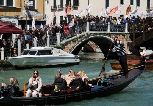 От днес посетителите на италианския град Венеция трябва да заплащат входна такса