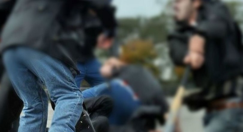 24 годишен мъж е тежко ранен след като е бил намушкан