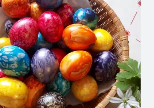 Боядисаните яйца са неизменна част от великденската трапеза но зад