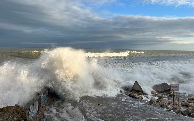 Рибар загина след като днес беше пометен от скали в