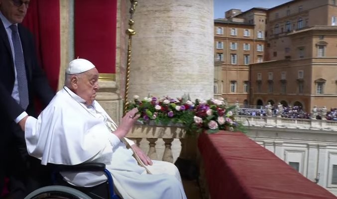 Папа Франциск се появи на балкона на базиликата Свети Петър във