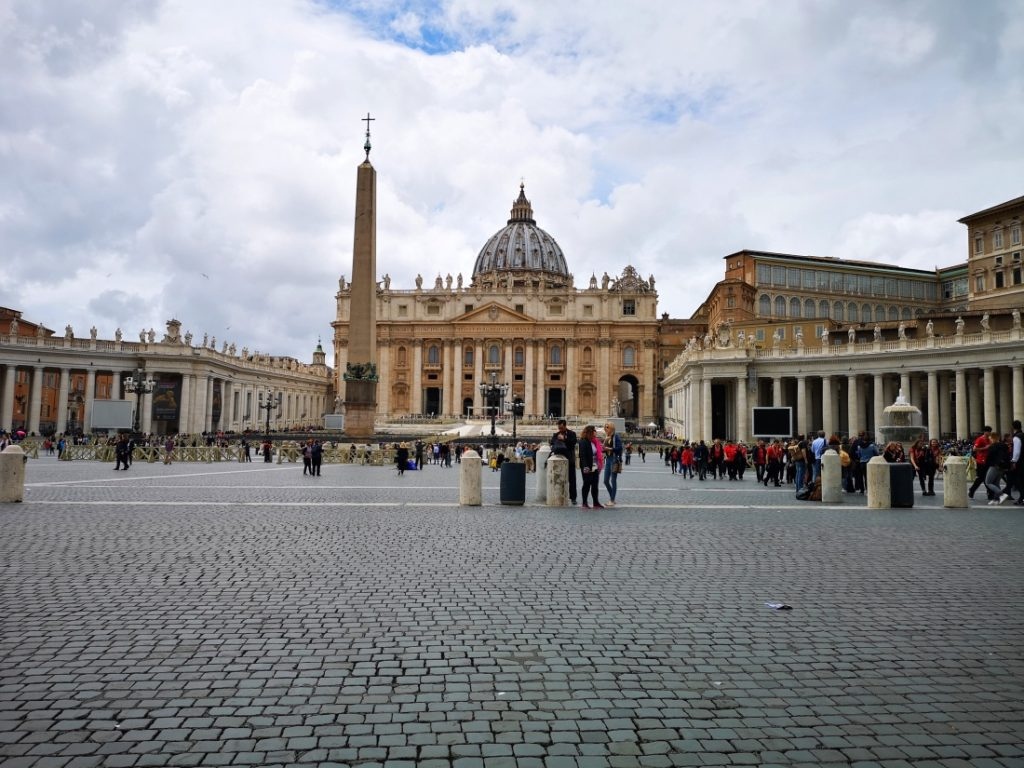 Започва поклонението пред тленните останки на папа Франциск В 9
