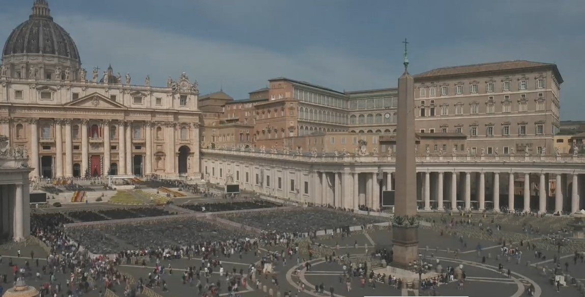 Втори ден от поклонението пред тленните останки на папа Франциск