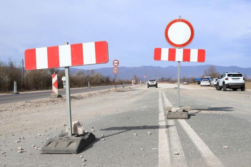 Продължава поставянето на нови пътни знаци и маркировка в отсечки