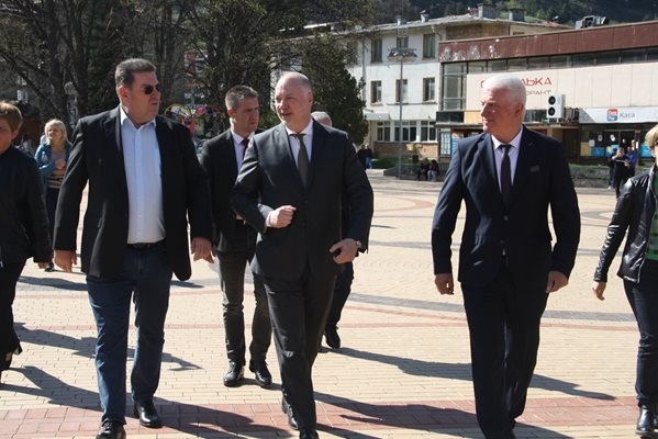 Премиерът Росен Желязков откри обновената главана пешеходна улица в Чепеларе На ларгото