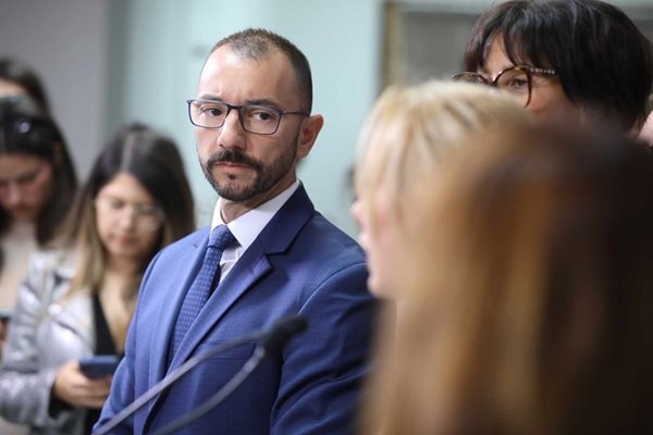 Промяната узурпира и Столичното метро докато шумните клакьори Борис Бонев и Васил Терзиев хвърлят