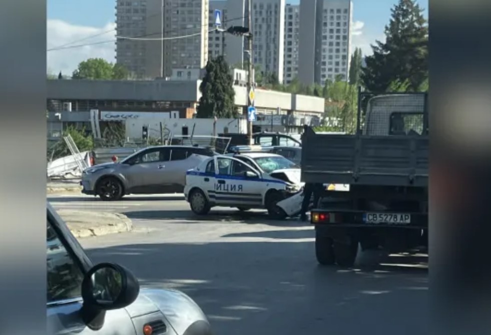 Катастрофа между полицейски автомобил и две коли е станала в